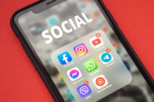 Comment les réseaux sociaux peuvent-ils contribuer à l'égalité des sexes ?